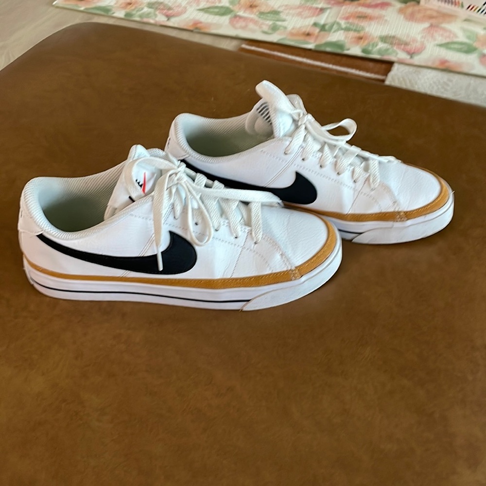 Women’s size 7 legacy nike tennis shoes